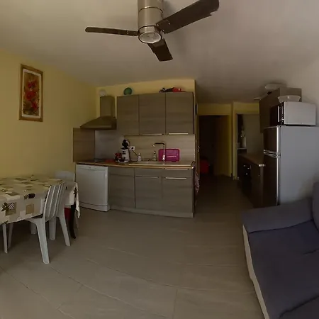 T2 En Front De Avec Terrasse Et Parking, - Fr-1-472-121 *