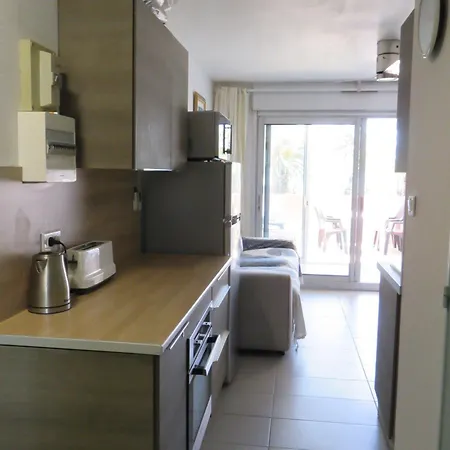 T2 En Front De Avec Terrasse Et Parking, - Fr-1-472-121 Sète